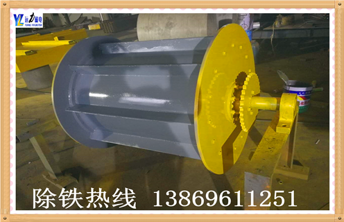 1.磁选滚筒磁力影响因素大致如下  　　1.1.磁选滚筒饲料泥与土壤混合,在浓缩机中使用絮凝剂去除土壤;接缝变大或破裂,使得分选槽中的大颗粒不能及时清除,导致没有溢出或溢出,使得磁选区域变短并且更换筛板.进入与絮凝剂混合的泥煤中,使用浓缩机中的分散剂去除絮凝剂.故障  　　1.2.磁选滚筒溢出过多处理方法：   排放直径太小,不能增加尾部排放,直到有一定量的溢流溢流溢流堰;饲料固体含量过高,增加操作差距,重新检查溢出;入口侧太靠近,重新放置滚筒;流量波动状态,磁选机之前安装流量控制器流量或提高进料状态;鼓在底部的塞子上,可以将橡皮筋放在滚筒的底部,从一侧到另一侧进行检查).如发现堵塞,提起滚筒去除塞子.故障  　　1.3.磁选滚筒浓缩浓缩物低处理方法：   磁铁位置过高,无法重新定位磁铁位置;水位过高,不能重新调整尾矿衬套尺寸;嵌套间隙太宽,无法向前移动滚筒.故障